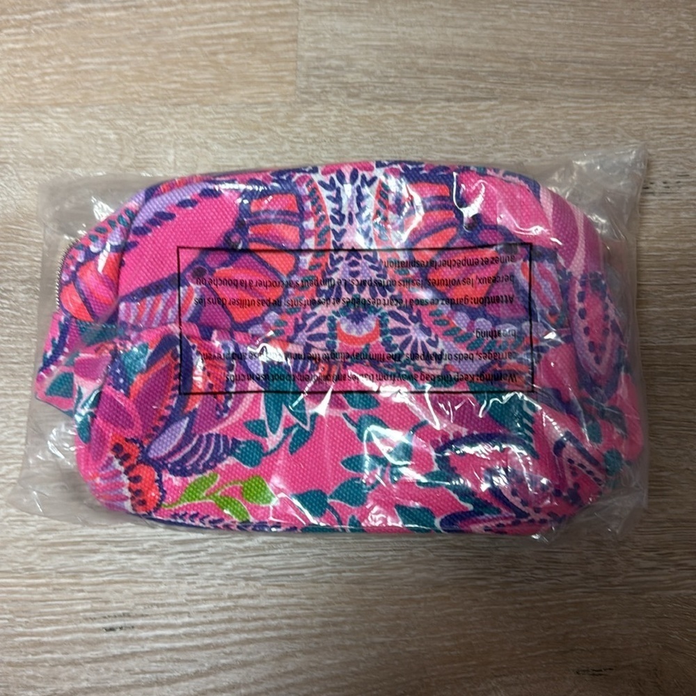 Lilly Pulitzer cosmetic pouch in resort White she’s too fly NWT - Picture 3 of 5